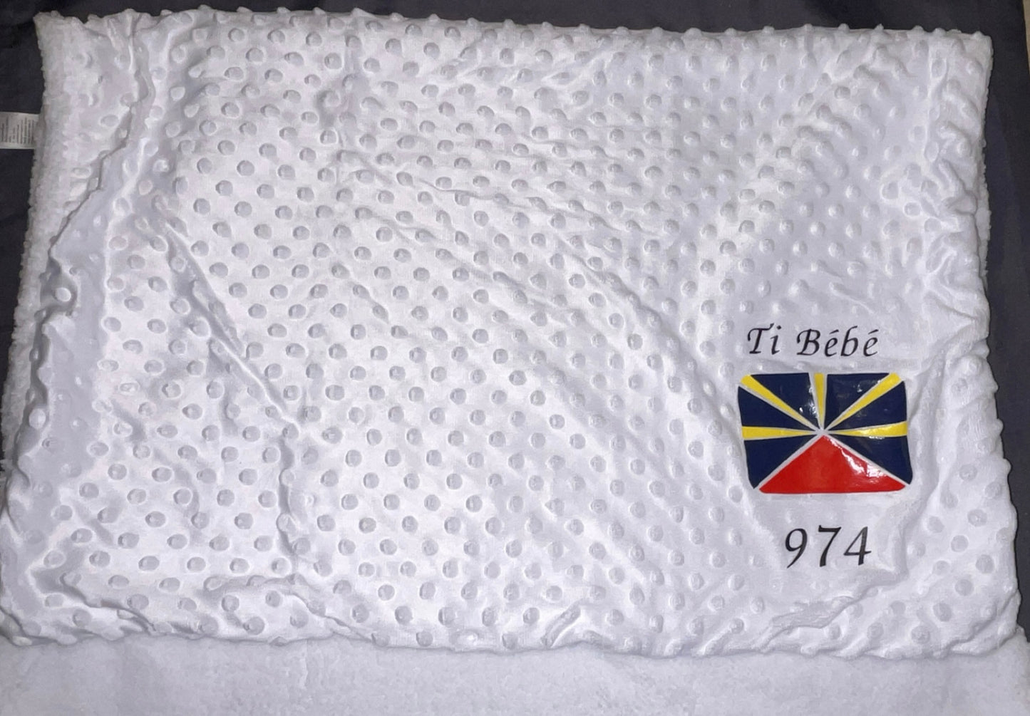 Couverture bébé " Ti Bébé 974" avec le drapeau Réunionnais