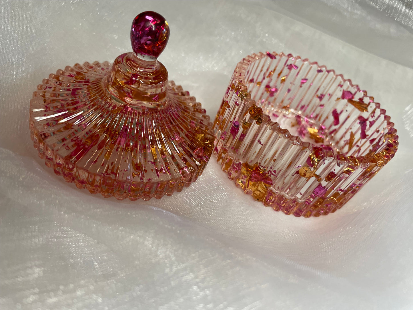 Petite boîte à bijoux en résine époxy avec éclats doré