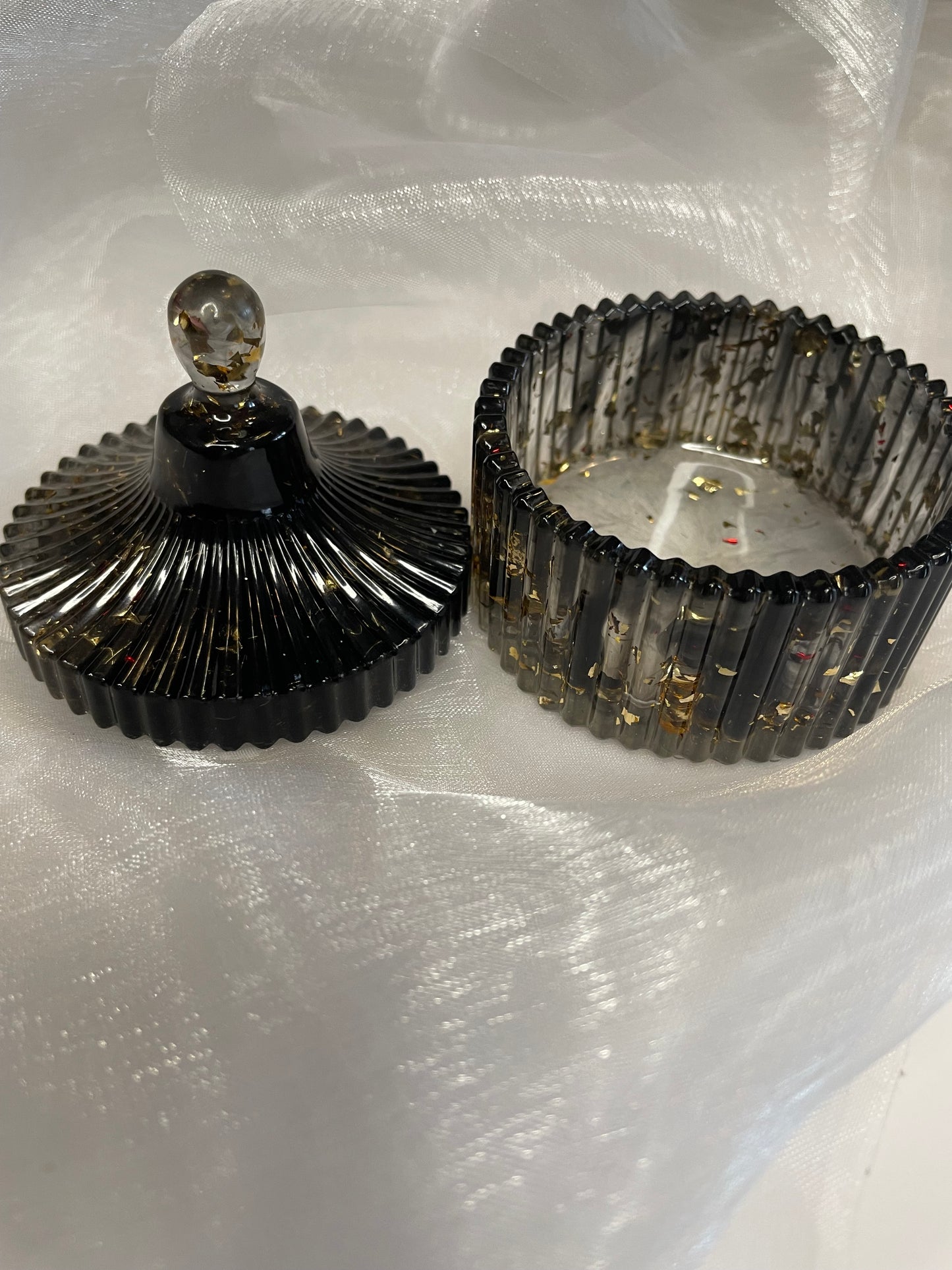 Petite boîte à bijoux en résine époxy avec éclats doré