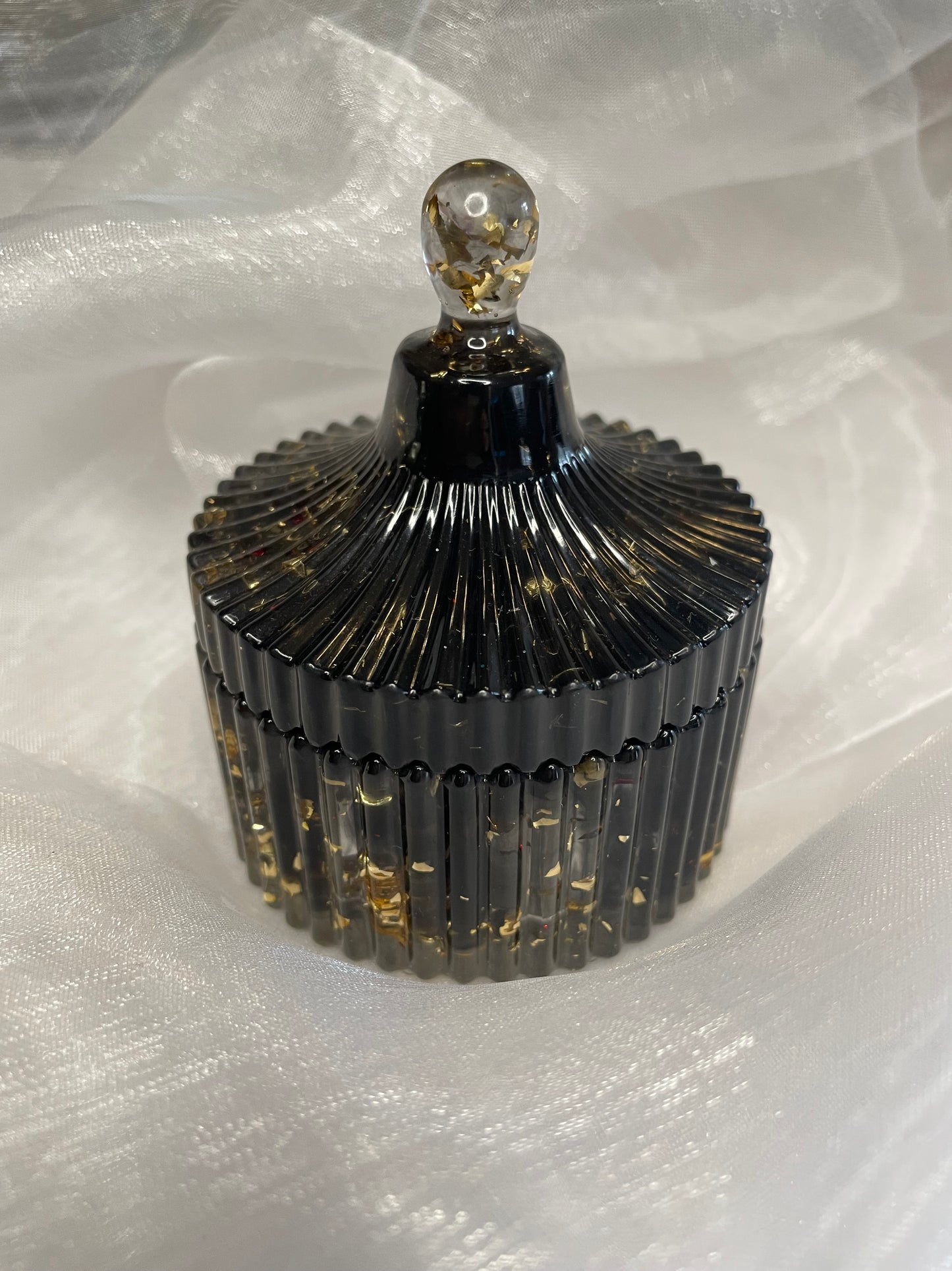 Petite boîte à bijoux en résine époxy avec éclats doré