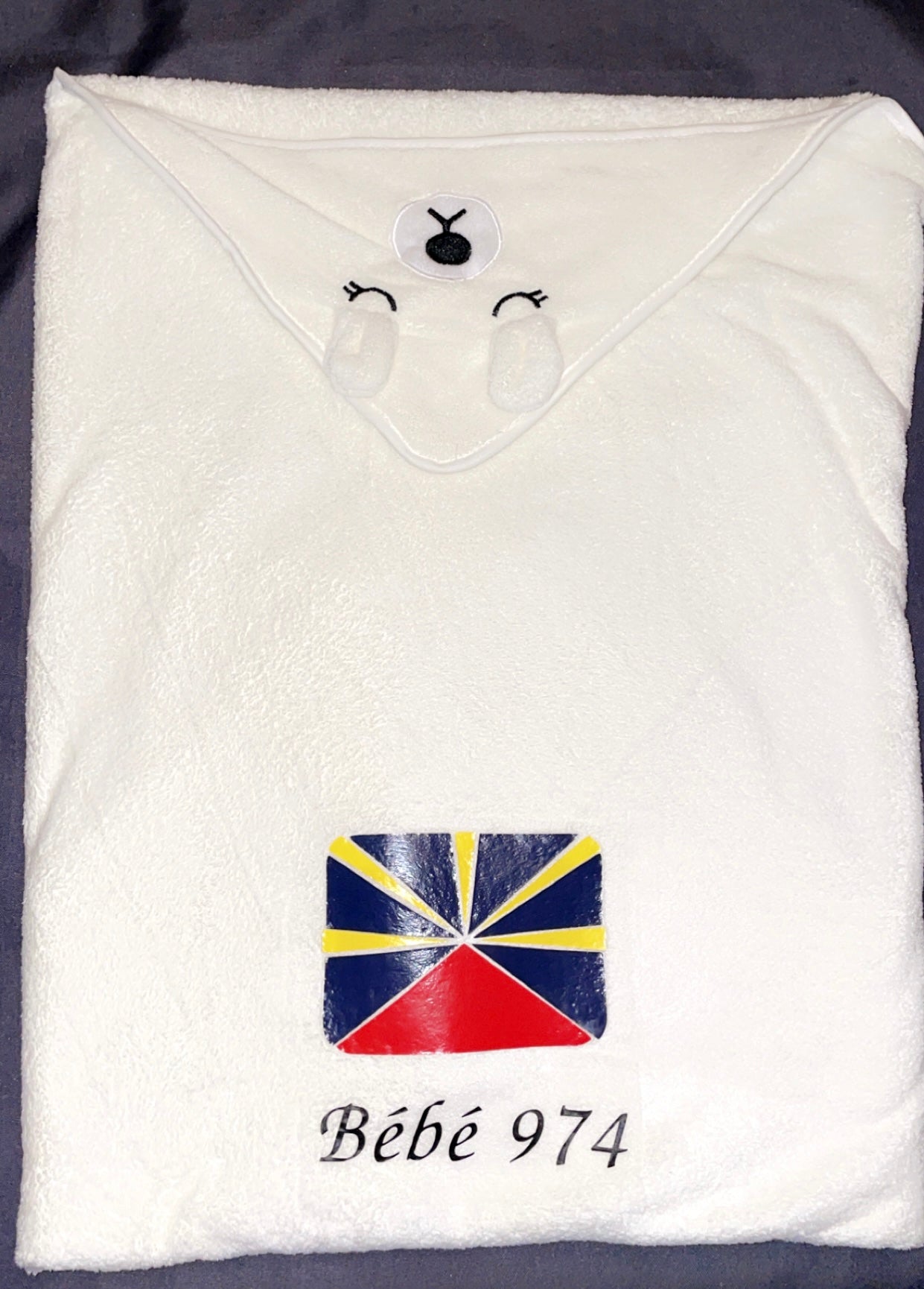Cape de bain bébé personnalisée "Bébé 974" avec drapeau réunionnais